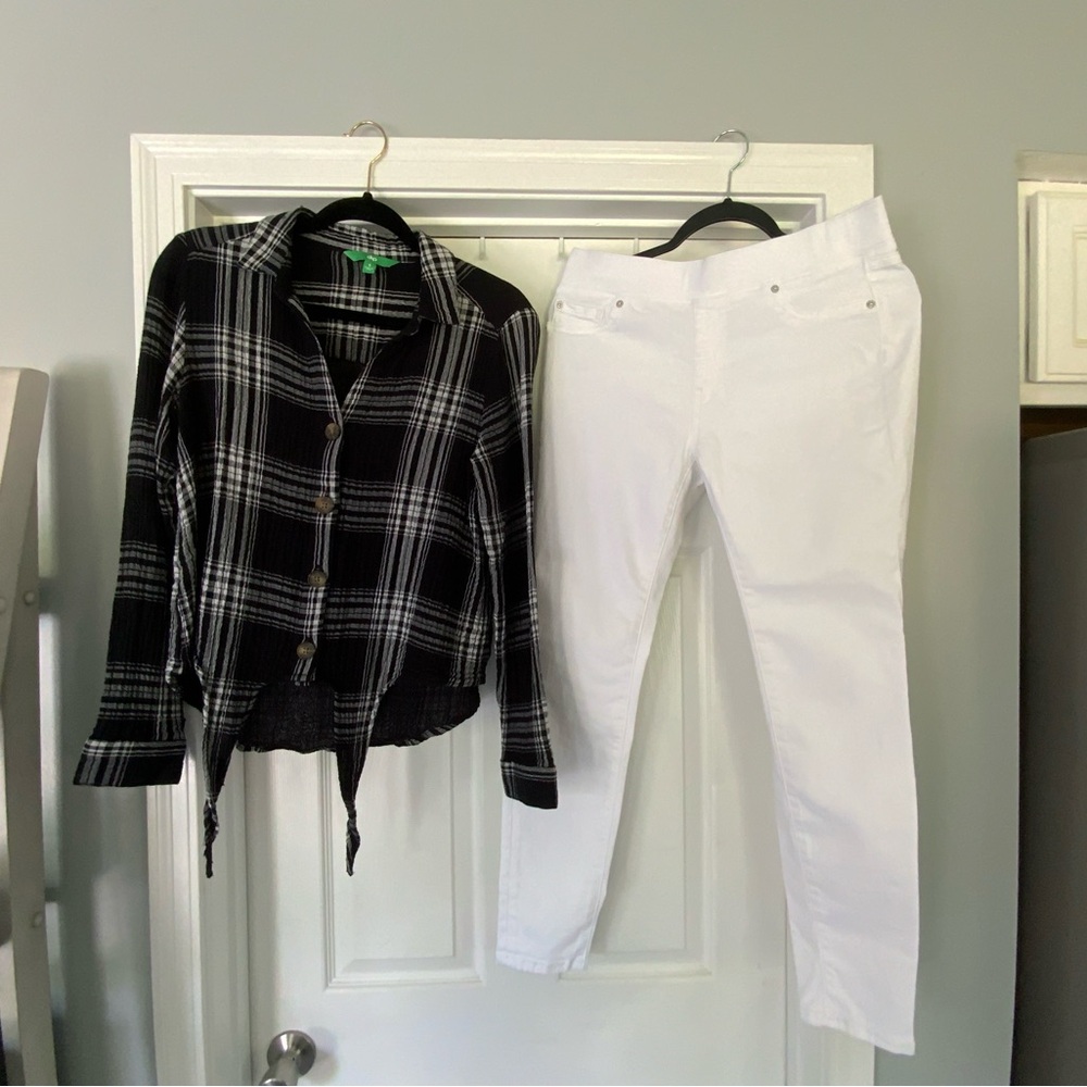 Amazon Essentials Pull On White Jeans. Size 10. Dip Blouse Black/White. Small.